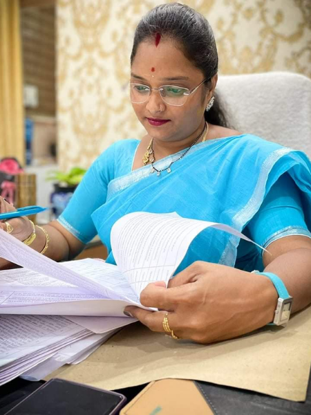 ప్రజల నుండి వినతులు స్వీకరిస్తున్న దృశ్యం