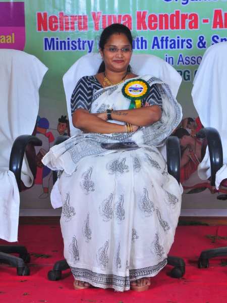 పార్టీ నాయకులతో సమావేశమైన దృశ్యం