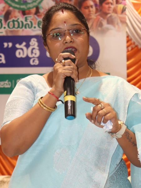 అధికారులతో కలిసి నగరాన్ని పర్యవేక్షిస్తున్న దృశ్యం