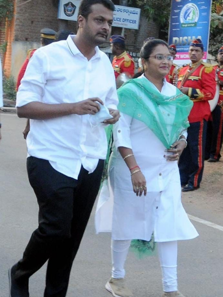 పార్టీ నాయకులతో సమావేశమైన దృశ్యం